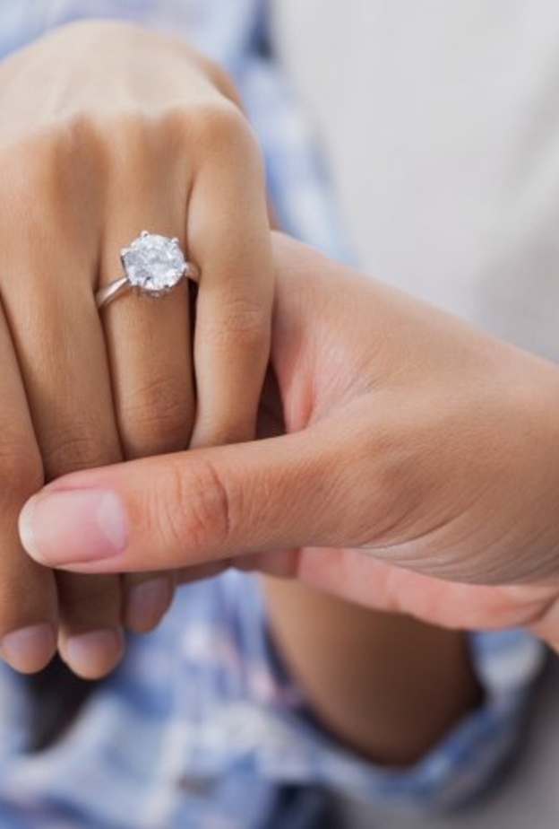 هكذا تحافظين على خاتم خطبتك الثمين