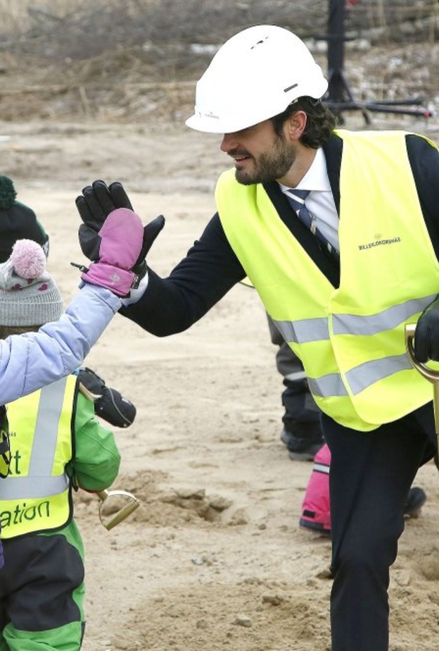 الأطفال تحمسوا لمشاركة الأمير كارل فيليب في البناء