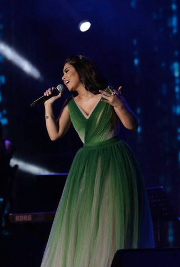 نجوى كرم تختار فستان أحمر بتوقيع نيكولا جبران