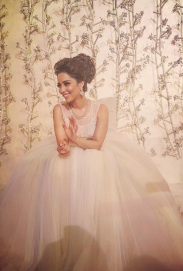 بلقيس تختار فستان سهرة فاخر مع أقمشة التول