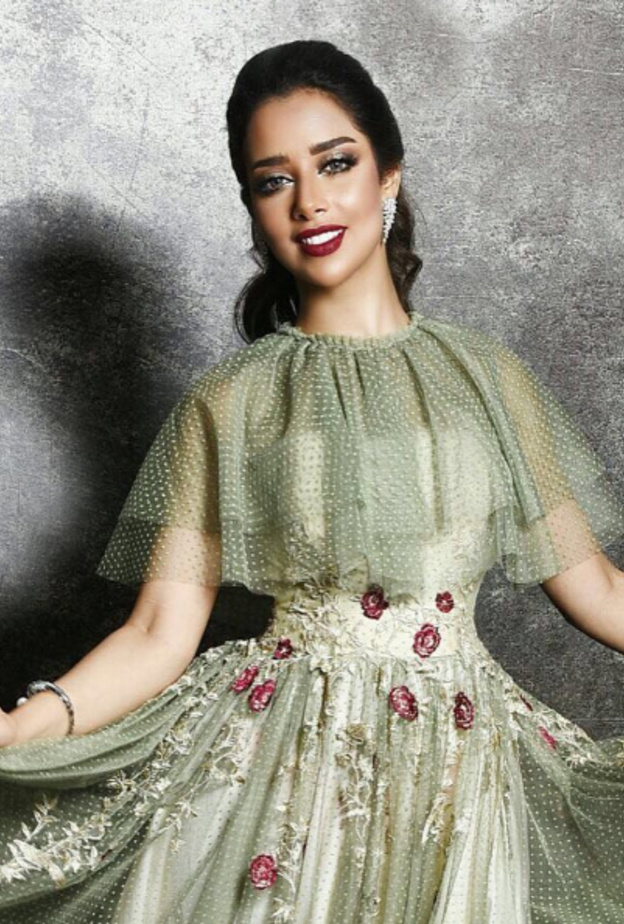 فستان بلقيس الفاخر مع الحبيبات البراقة المتطايرة والقبة العالية بتوقيع Michael Cinco