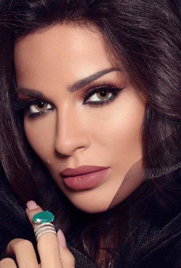 بلقيس تختار مكياج ترابي مع الشفايف الحمراء