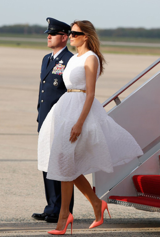 ميلانيا ترامب تختار فستان أبيض ذات القصة الواسعة من تصميم سيمون روشا ‏Simone Rocha