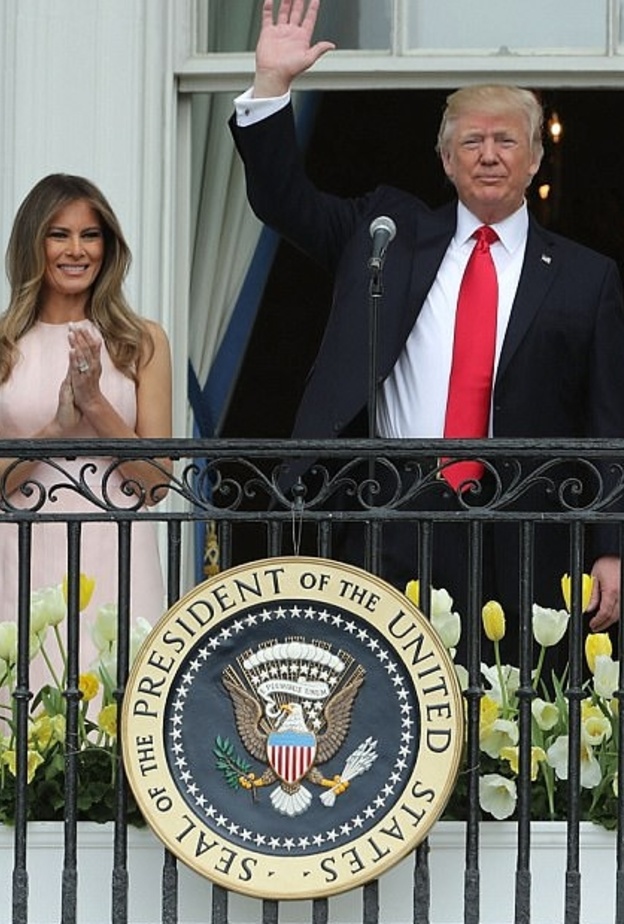 ميلانيا ترامب اضطرت لوكز زوجها أثناء عزف النشيد الوطني