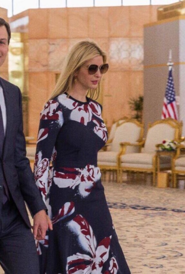 الأمير مقرن يعلم إيفانكا هز الفنجان حين الانتهاء من القهوة