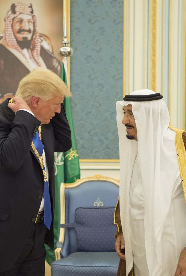 دونالد ترامب يرتدي وسام الملك عبدالعزيز