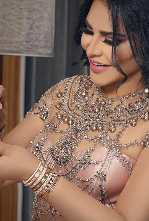 أحلام ترتدي أساور طبقات من كارتييه وفان كليف أند أربلز