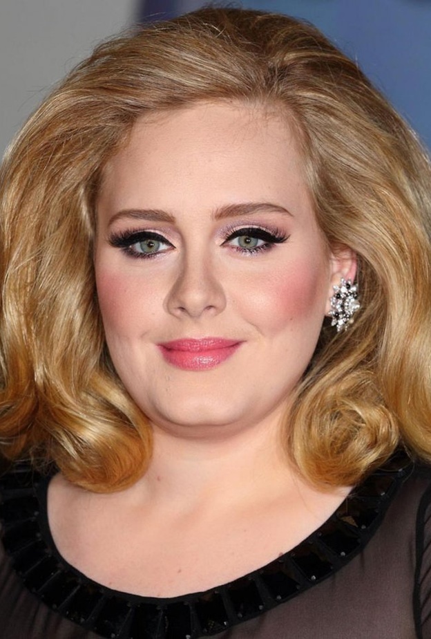 أديل ترتدي أقراط من Aura في حفل Brit Awards 2016