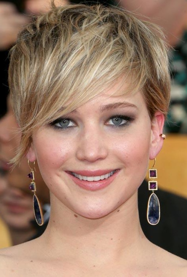 جينيفر لورانس ترتدي أقراط الماس من Ana Khouri