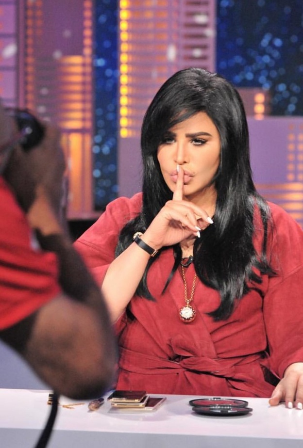 أحلام ترتدي التوبات الواسعة مع الأكمام وموضة الجينز