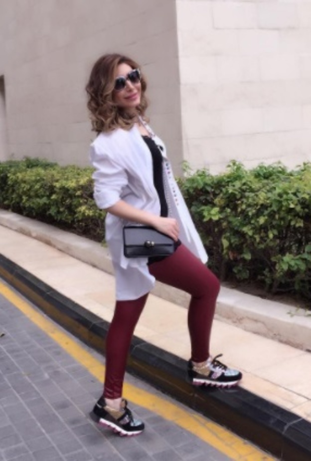  يارا ترتدي الحذاء الرياضي مع التصاميم السوداء