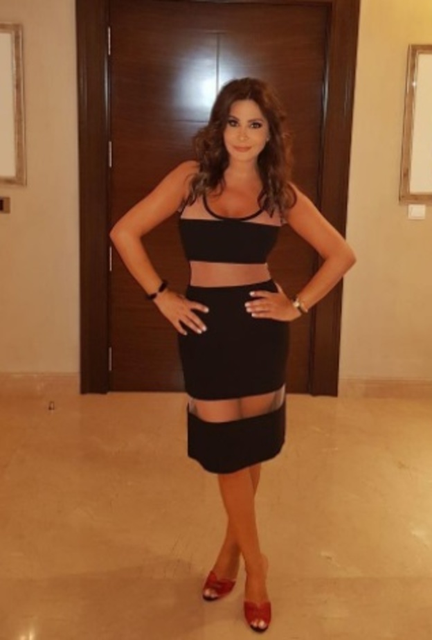 اليسا ترتدي فستان أسود شفاف من دار موسكينو Moschino