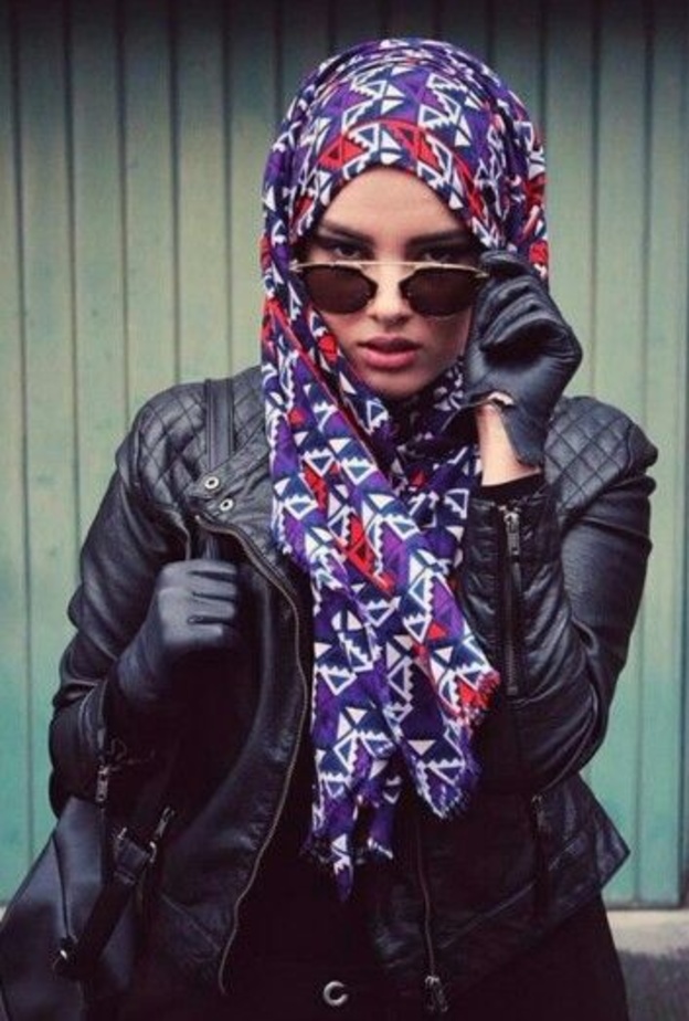 سيدة ترتدي قفازات جلدية سوداء أنيقة