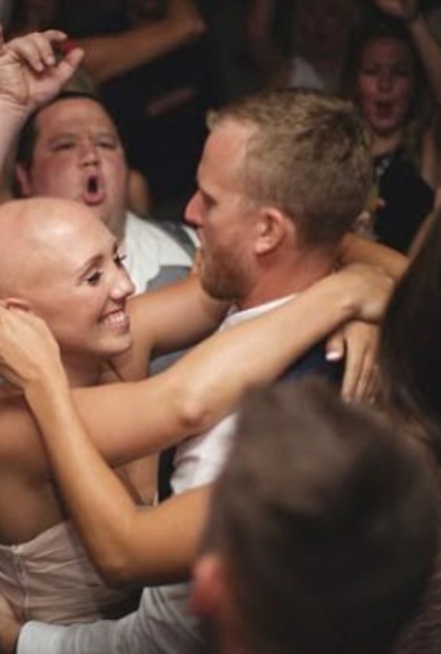 الابتسامة لم تفارق العروس