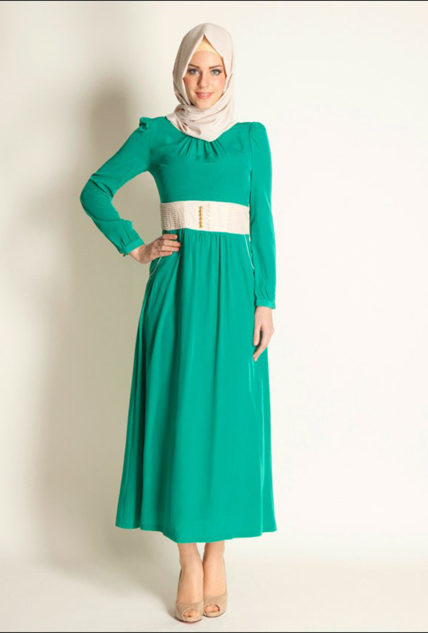 عباية تركية مصممة مع الأزرار في الوسط باللون الزهري