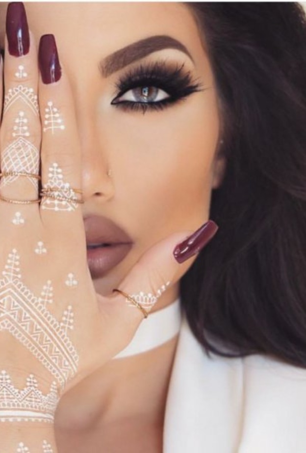 تمددي بنقوشات الحناء الى جبينك