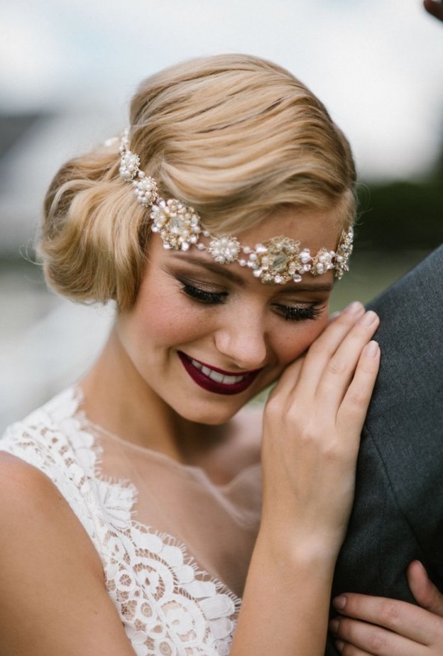 موديلات تسريحات الريترو المنسدل على الاكتاف.