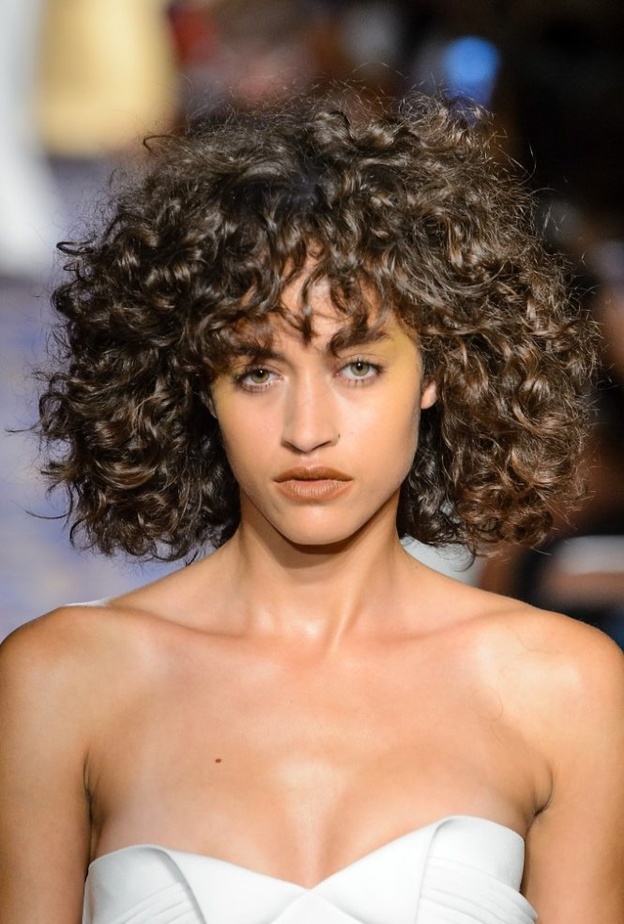 اجدد تسريحات شعر مع الغرة الأمامية على طريقة إيلي صعب