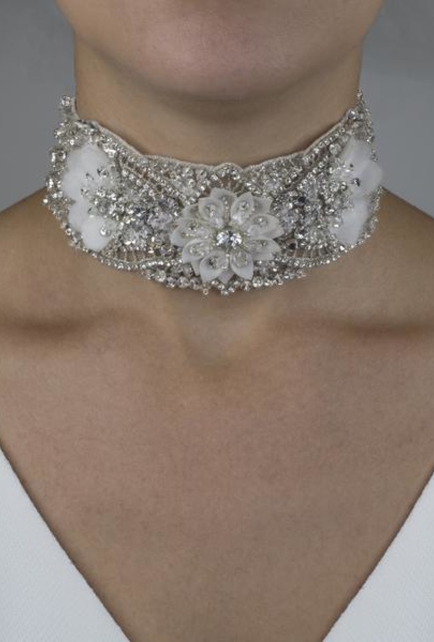 عقد تشوكر من سارة النوري من الكريستال