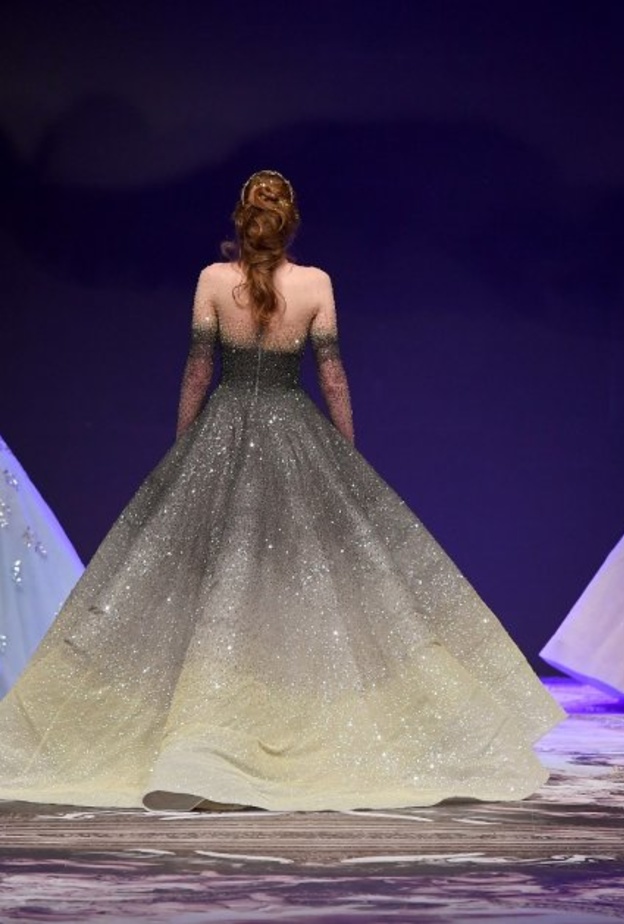 عرض تصاميم وإبداعات أكثر من 38 مصمم مختص في مجال الأزياء والمجوهرات والاكسسوارات