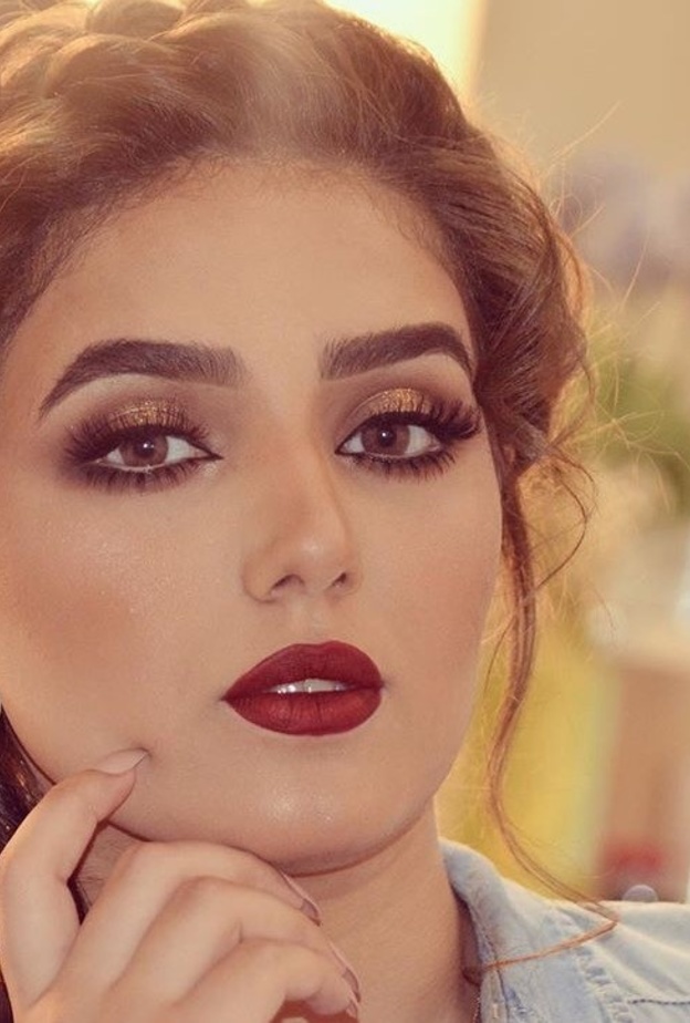 نورة تضع فيديوهاتها في الانستقرام لتعليم المكياج