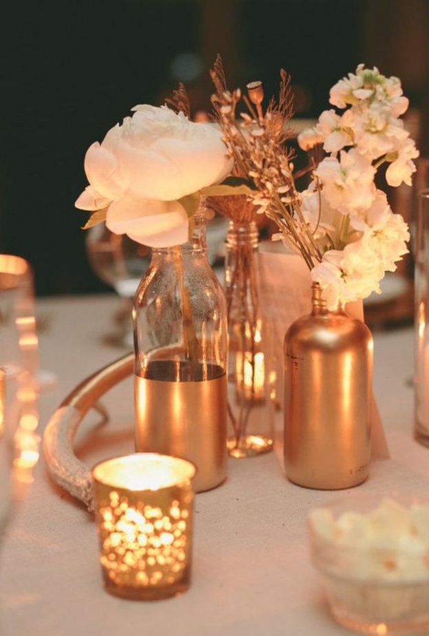 الشموع والورود ثنائي مميز في حفل الزفاف