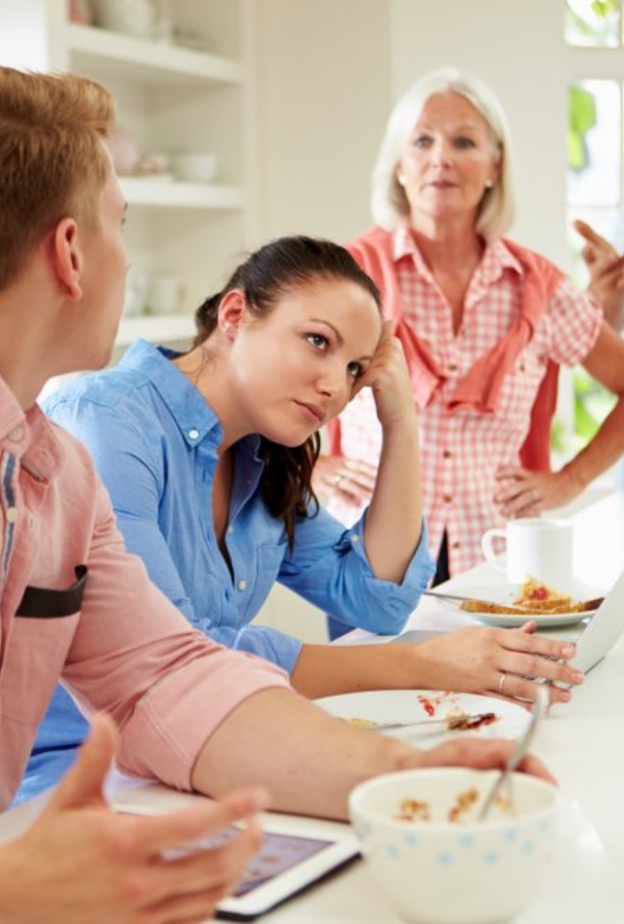 من المهم أن لاتدخل الزوجة في مشاكل الزوج وأهله