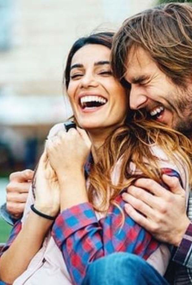 لماذا تعجب النساء بالرجل المرح ؟