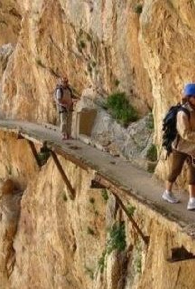 أسبانيا تعيد فتح أخطر طريق في العالم