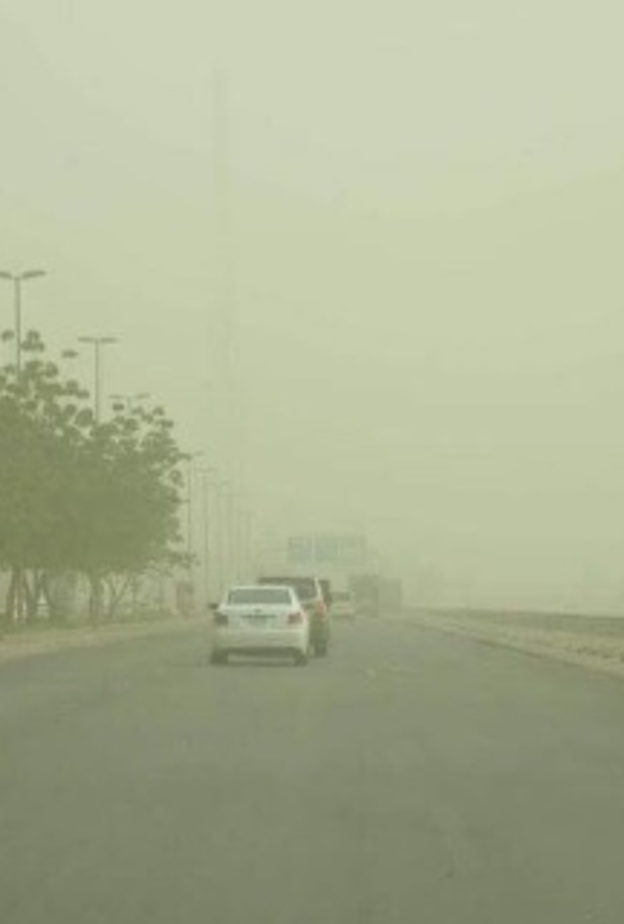 عاصفة جدة الترابية والمواطنين يضعون الكمامات.