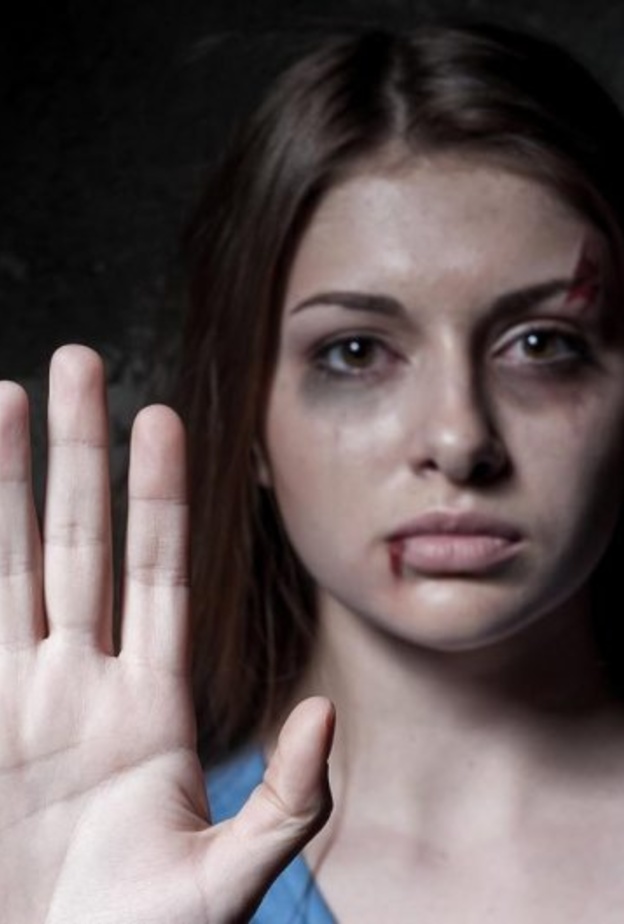 على الزوجة عدم الخوف من ضرب الزوج وأن تتصرف بحزم 