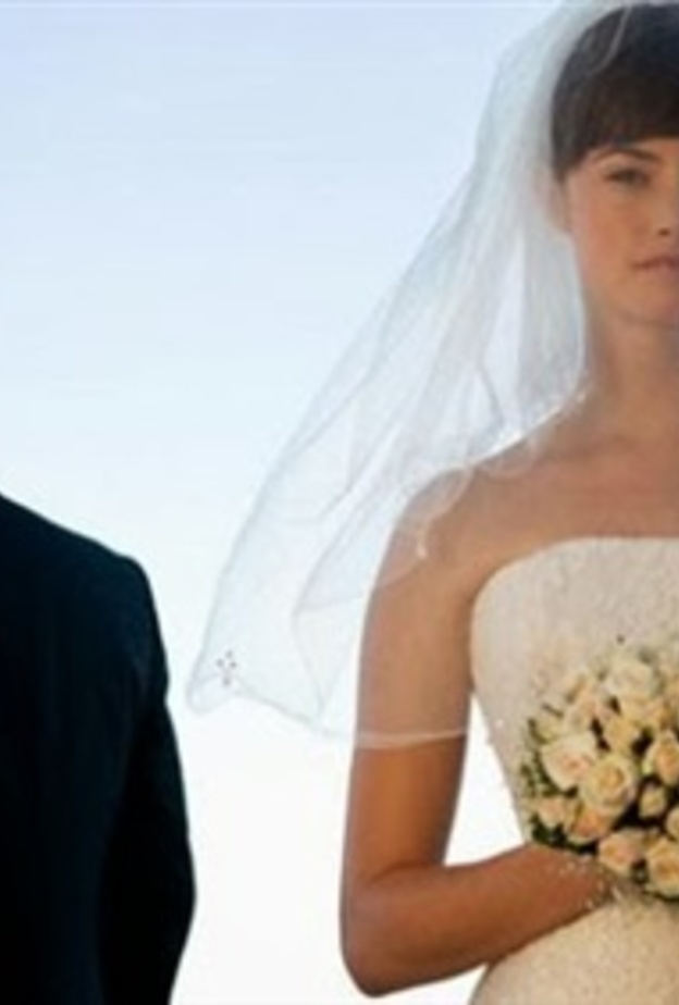 عروس تقتاد عريسها مكبلا قبل هروبه