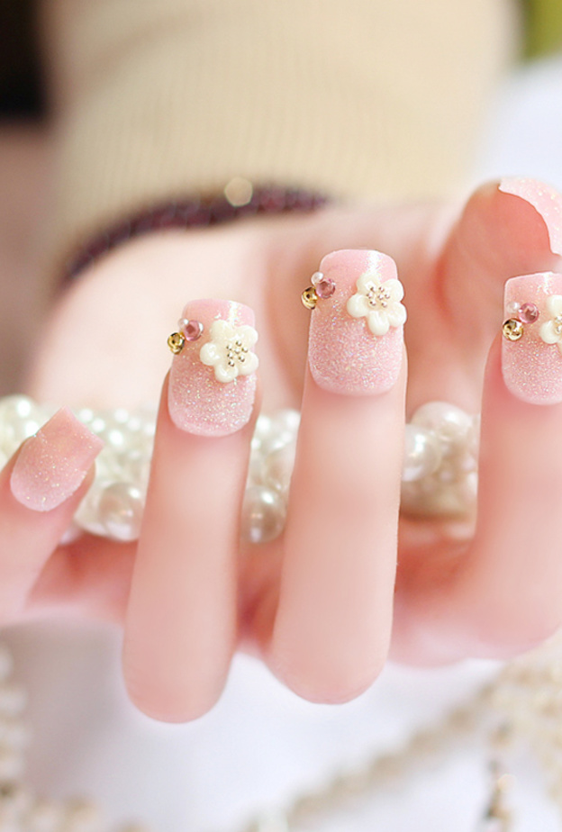 الورود الزهرية لأظافرك في يوم الزفاف.