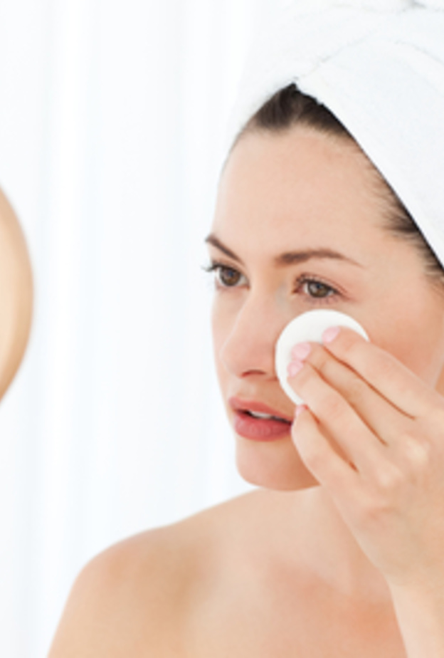 لا تنامي أبداً قبل إزالة المكياج تماماً عن وجهك