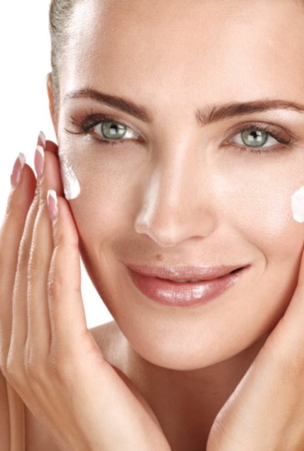 لا تنسي أن ترطبي وجهك مرتين يومياً