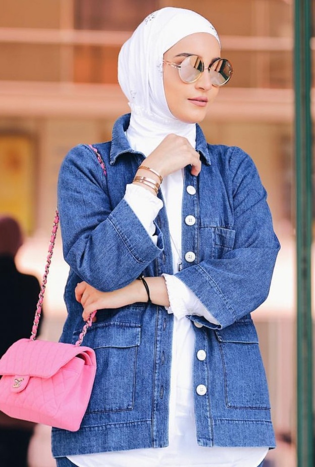 تنسيق قميص الجينز التي تأتي طويلة مع الشراريب البارزة أسفل التصميم بخطى سندس القطان