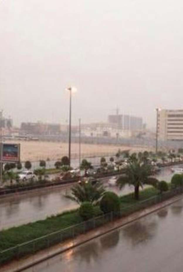 الأمطار تنهال على العاصمة السعودية الرياض.