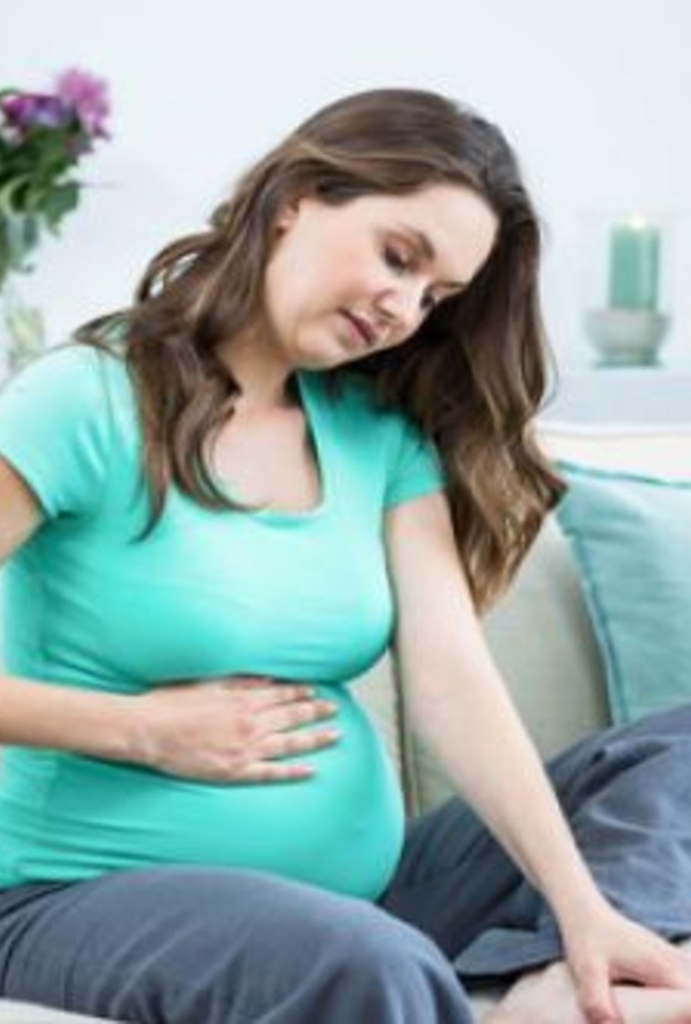 اسباب تورم الوجه والأطراف اثناء الحمل وما الاطعمة التي تقلل منها