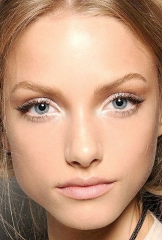 طريقة توسيع العيون بدون مكياج