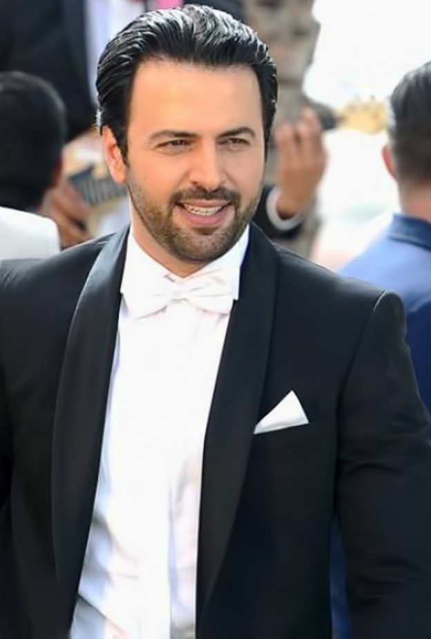 قيس الشيخ نجيب بإطلالة أنيقة ببلايزر رمادي مع قميص أسود