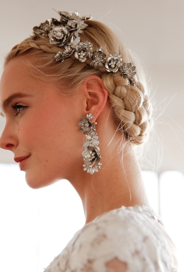 الاكسسوارات تُجمّل الشعر القصير