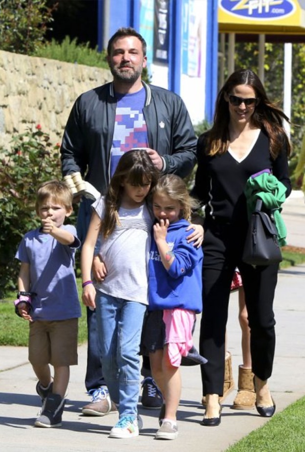 أنجيلينا جولي (Angelina Jolie) تراقب المكالمات الهاتفية لأطفالها مع والدهم براد بيت (Brad Pitt)