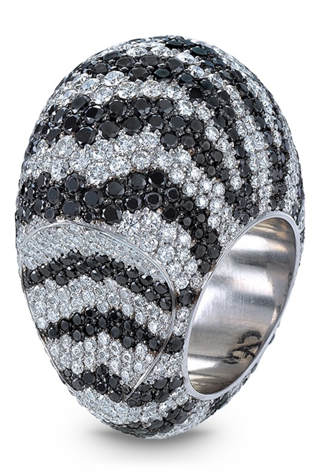 خاتم جاكوب آند كو من الذهب الأبيض والماس الأسود والأبيض