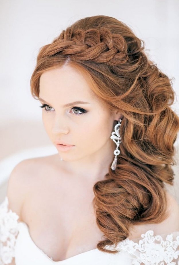 تسريحة جانبية مع الوردة البيضاء