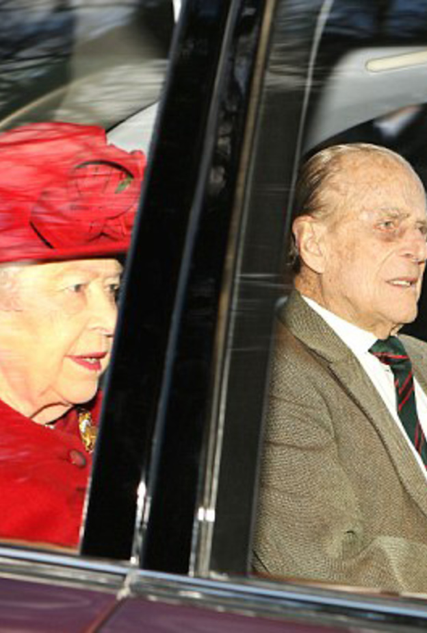 ظهور جديد لـ ملكة بريطانيا بإطلالة أنيقة باللون الأحمر