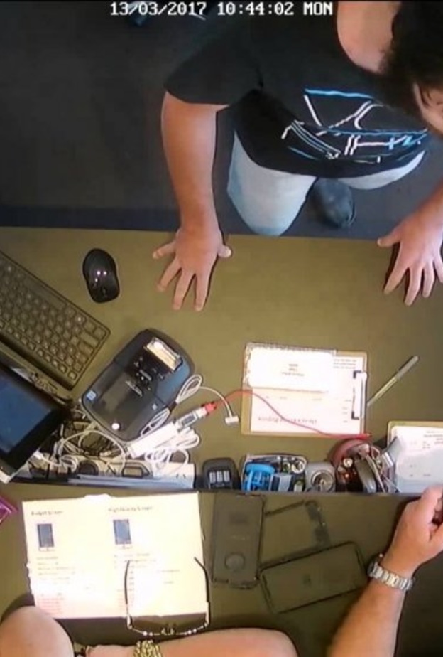 انفجار جديد لـ هاتف آيفون في يد صاحبه