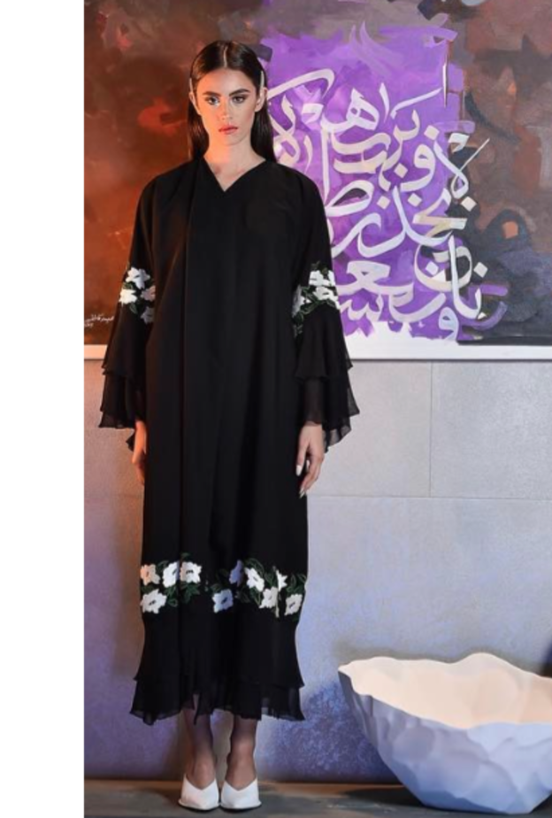 عبايات انيقة باللون الاسود