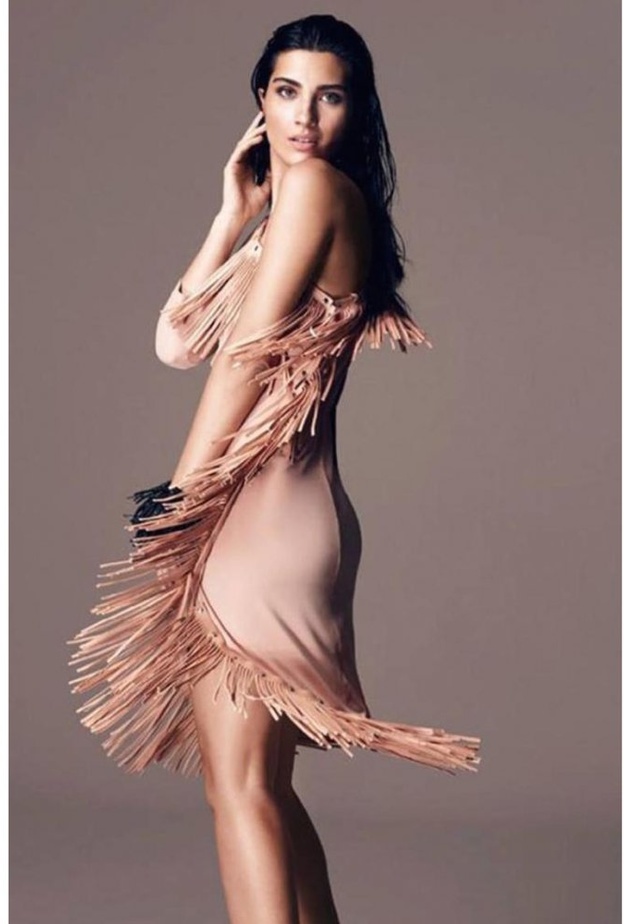 اطلالة جذابّة بفستان مزيّن بصيحة الشراشيب خلال إحدى جلساتها التصويرية