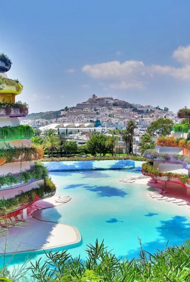 تنتمي جزيرة إيبيزا إلى مجموعة جزر البليار الإسبانية