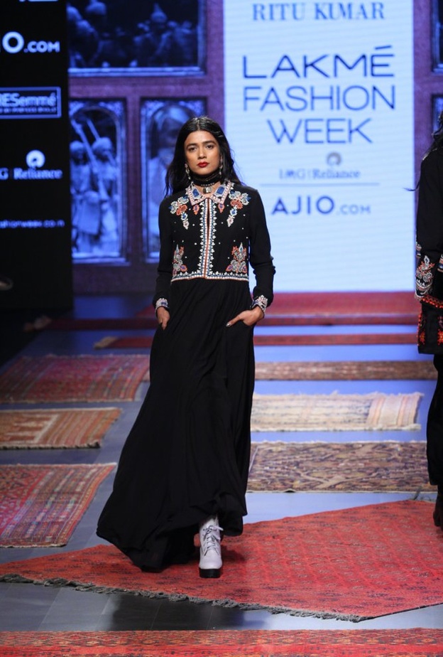 فستان هندي أبيض مذهل منTarun Tahiliani